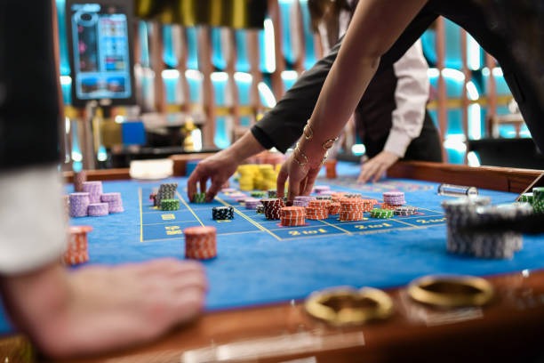 rp33 Fish Hunter live-dealer arcade table on mobile phone screen